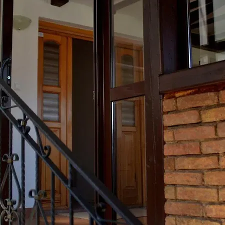 Pensión Demi Old Town - Garage Parking